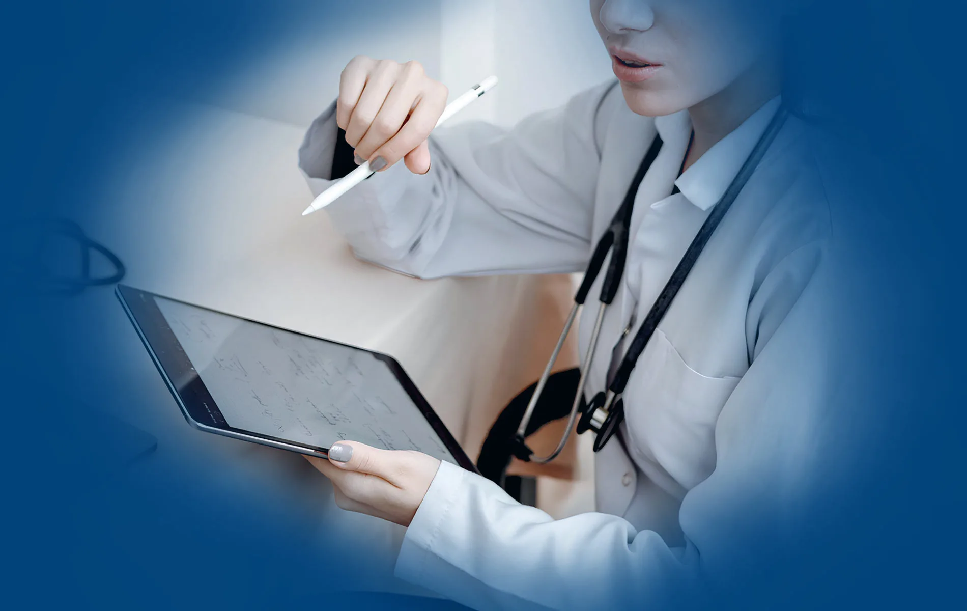 Médecin tenant une tablette numérique